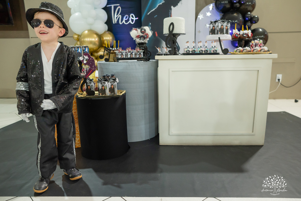 fotografia de aniversário - festa infantil - registro de momentos - aniversário do Theo - tema Michael Jackson - fotógrafo profissional - Antonio Rocha Fotografias - Pelotas - fotografia de evento - Tio Guigui - salão de festas playground - rei do pop