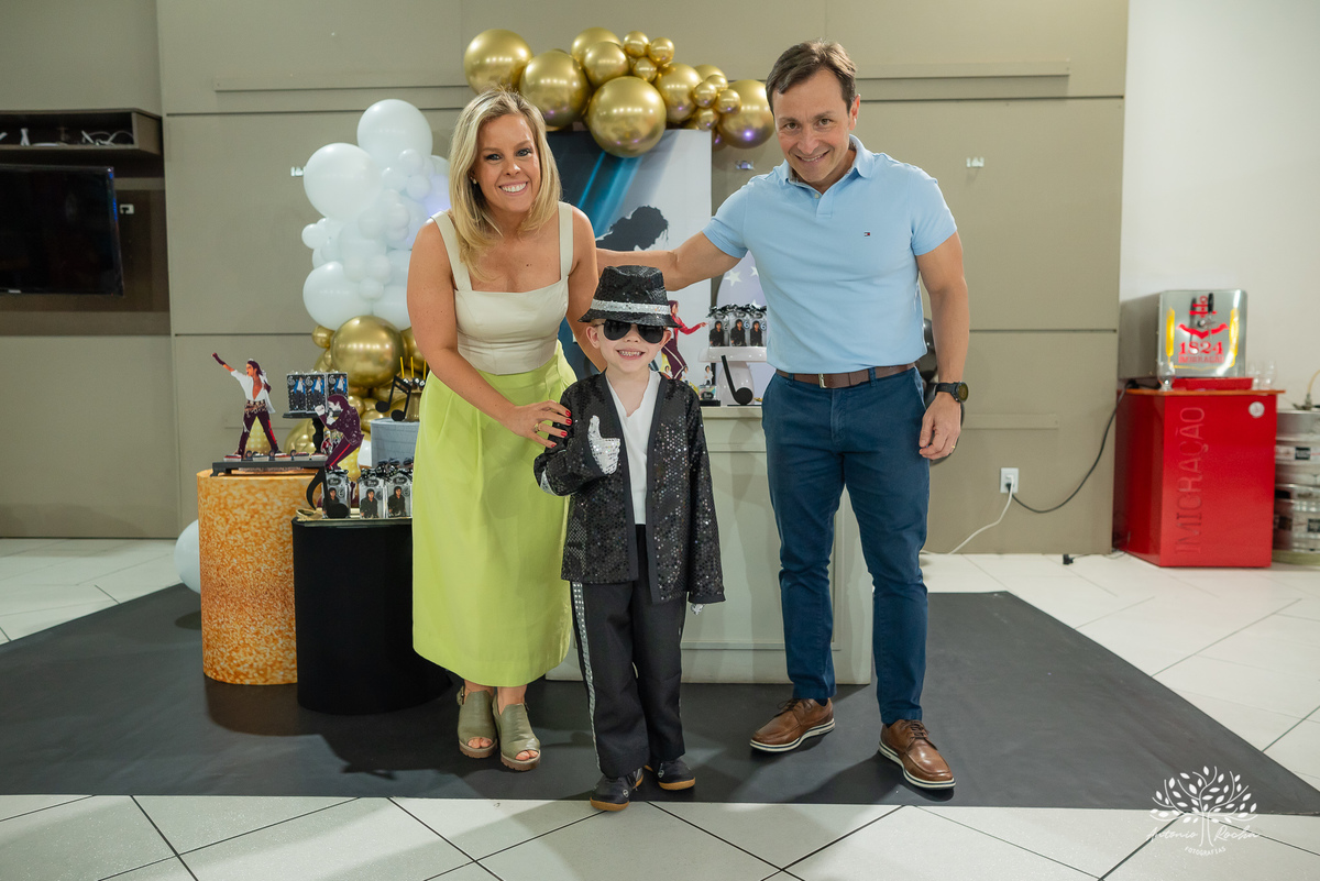 fotografia de aniversário - festa infantil - registro de momentos - aniversário do Theo - tema Michael Jackson - fotógrafo profissional - Antonio Rocha Fotografias - Pelotas - fotografia de evento - Tio Guigui - salão de festas playground - rei do pop