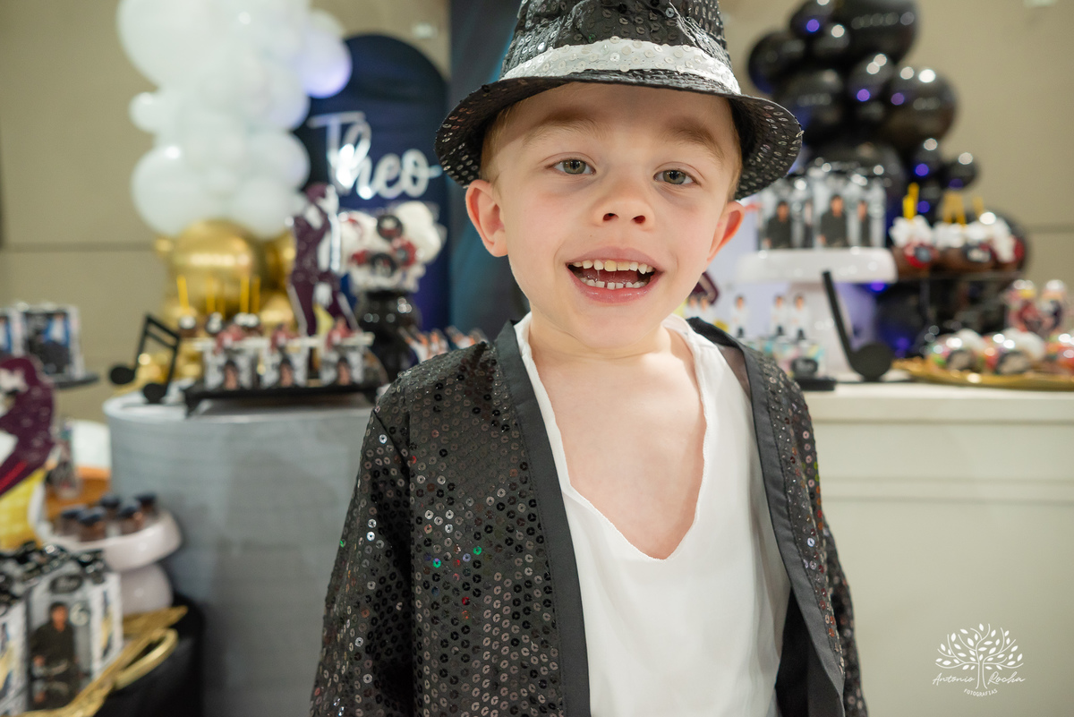 fotografia de aniversário - festa infantil - registro de momentos - aniversário do Theo - tema Michael Jackson - fotógrafo profissional - Antonio Rocha Fotografias - Pelotas - fotografia de evento - Tio Guigui - salão de festas playground - rei do pop