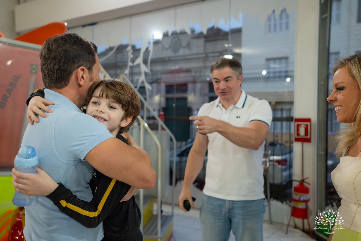 fotografia de aniversário - festa infantil - registro de momentos - aniversário do Theo - tema Michael Jackson - fotógrafo profissional - Antonio Rocha Fotografias - Pelotas - fotografia de evento - Tio Guigui - salão de festas playground - rei do pop