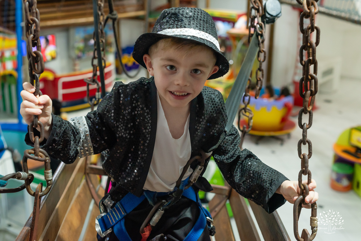 fotografia de aniversário - festa infantil - registro de momentos - aniversário do Theo - tema Michael Jackson - fotógrafo profissional - Antonio Rocha Fotografias - Pelotas - fotografia de evento - Tio Guigui - salão de festas playground - rei do pop