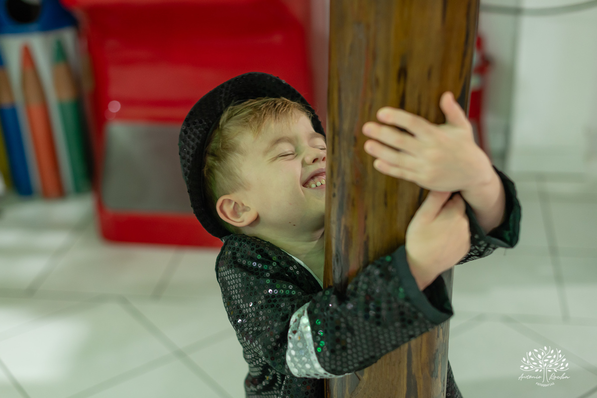 fotografia de aniversário - festa infantil - registro de momentos - aniversário do Theo - tema Michael Jackson - fotógrafo profissional - Antonio Rocha Fotografias - Pelotas - fotografia de evento - Tio Guigui - salão de festas playground - rei do pop