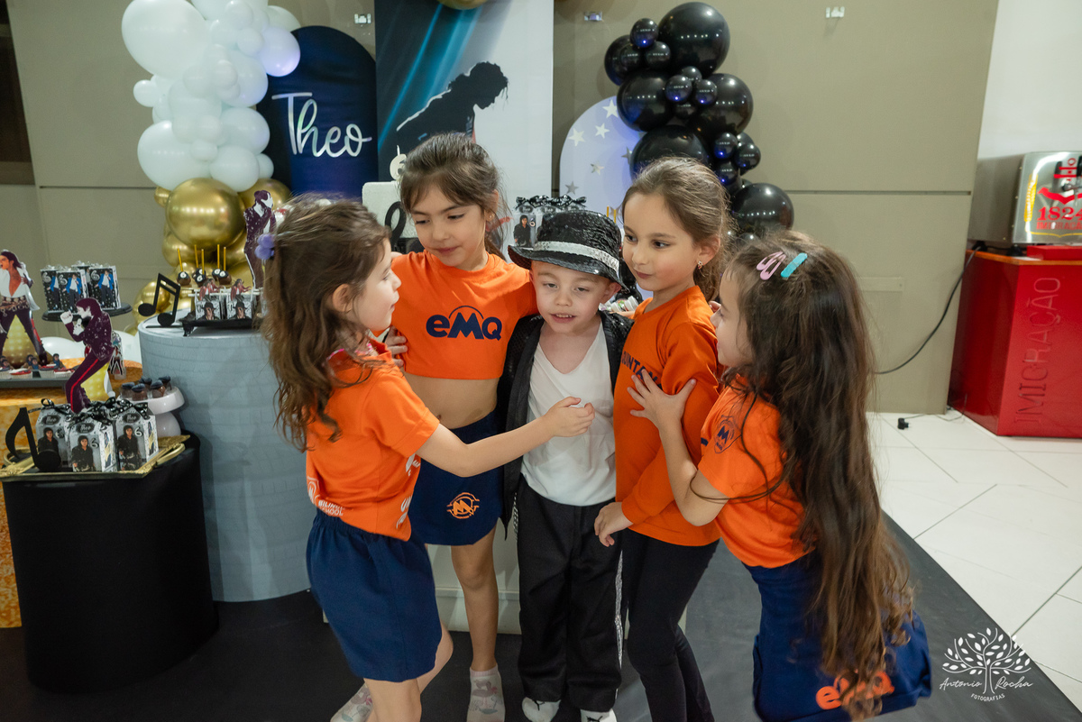 fotografia de aniversário - festa infantil - registro de momentos - aniversário do Theo - tema Michael Jackson - fotógrafo profissional - Antonio Rocha Fotografias - Pelotas - fotografia de evento - Tio Guigui - salão de festas playground - rei do pop