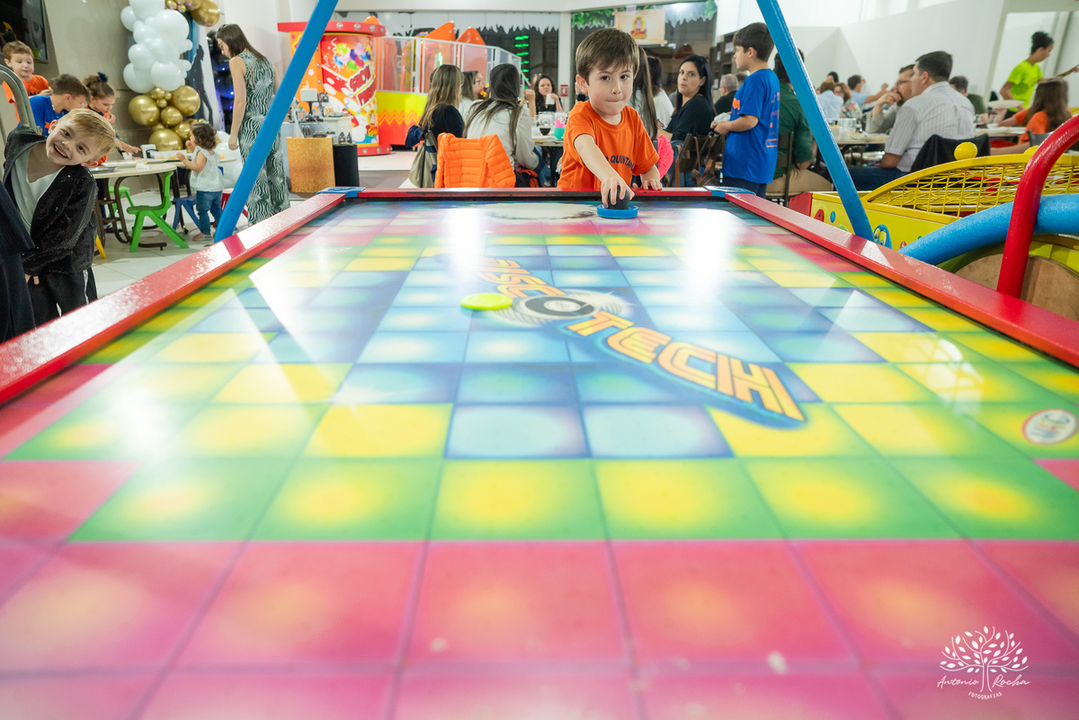 fotografia de aniversário - festa infantil - registro de momentos - aniversário do Theo - tema Michael Jackson - fotógrafo profissional - Antonio Rocha Fotografias - Pelotas - fotografia de evento - Tio Guigui - salão de festas playground - rei do pop