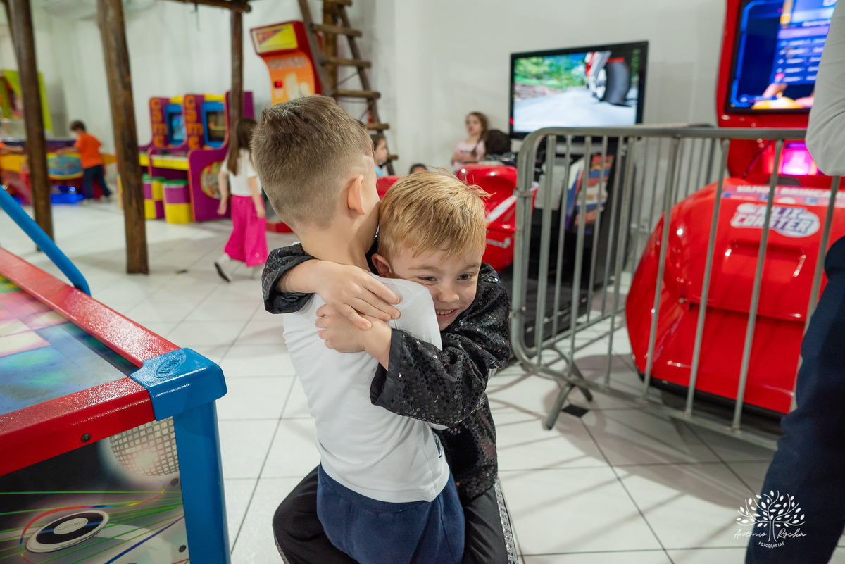 fotografia de aniversário - festa infantil - registro de momentos - aniversário do Theo - tema Michael Jackson - fotógrafo profissional - Antonio Rocha Fotografias - Pelotas - fotografia de evento - Tio Guigui - salão de festas playground - rei do pop