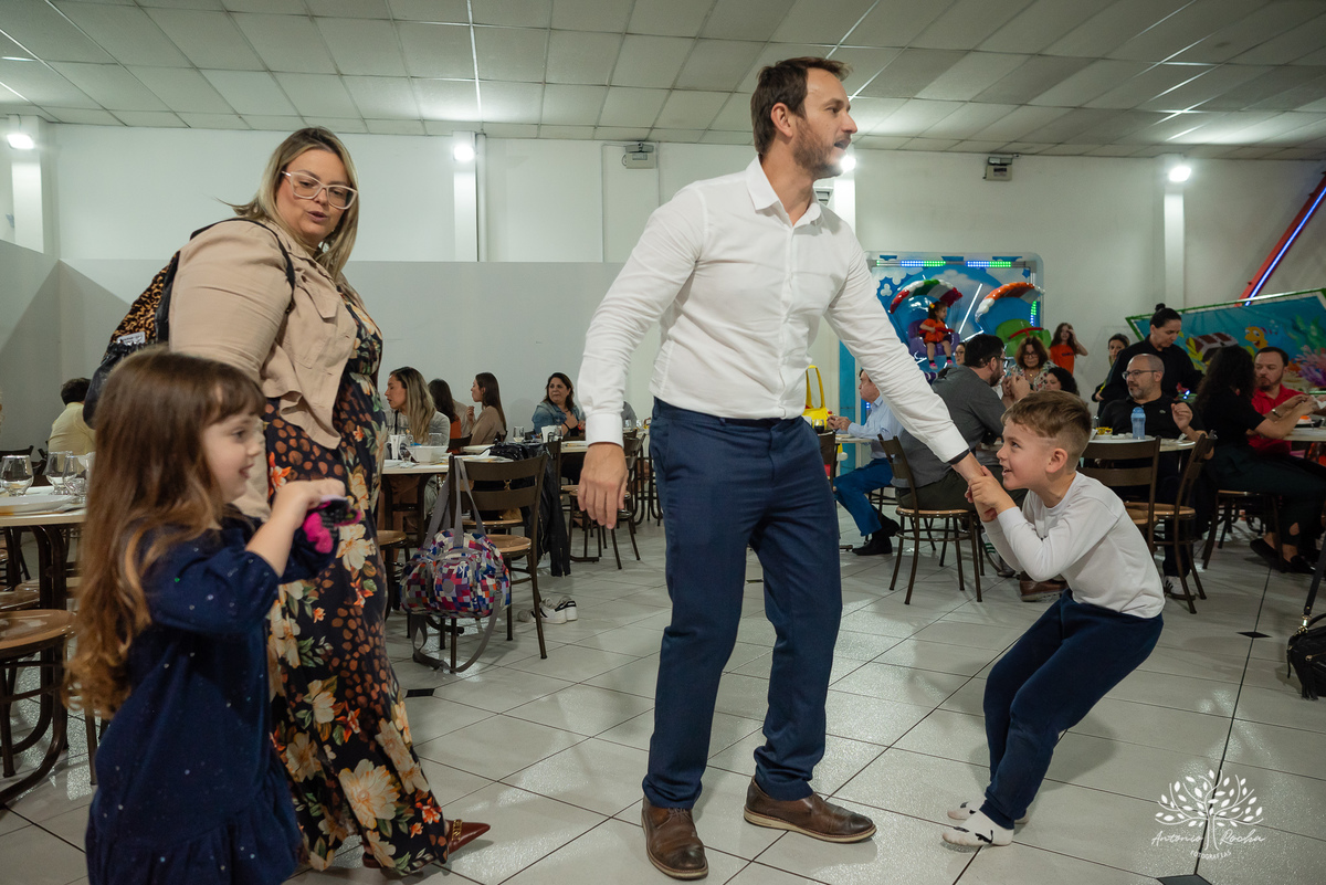 fotografia de aniversário - festa infantil - registro de momentos - aniversário do Theo - tema Michael Jackson - fotógrafo profissional - Antonio Rocha Fotografias - Pelotas - fotografia de evento - Tio Guigui - salão de festas playground - rei do pop