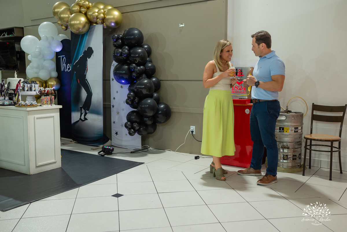 fotografia de aniversário - festa infantil - registro de momentos - aniversário do Theo - tema Michael Jackson - fotógrafo profissional - Antonio Rocha Fotografias - Pelotas - fotografia de evento - Tio Guigui - salão de festas playground - rei do pop