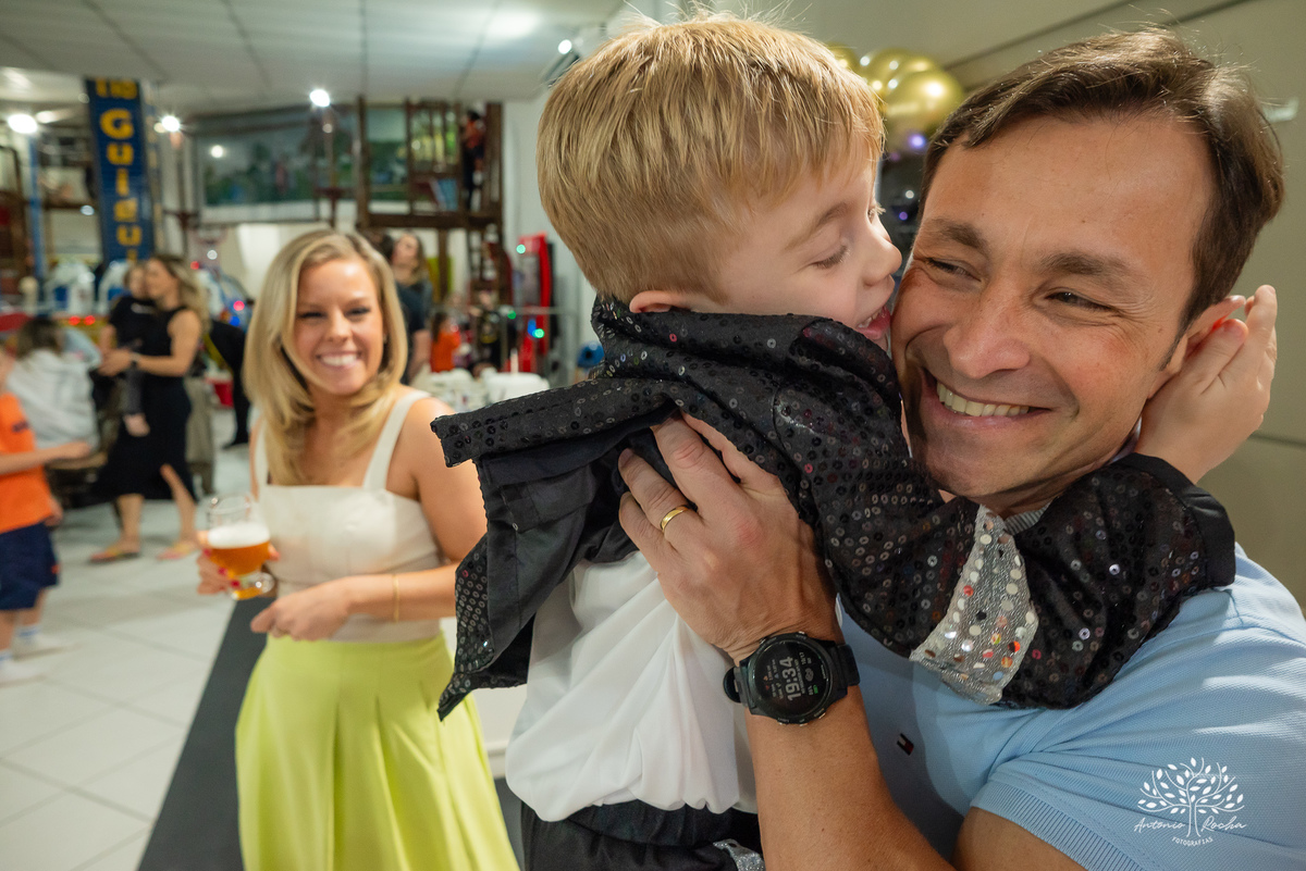 fotografia de aniversário - festa infantil - registro de momentos - aniversário do Theo - tema Michael Jackson - fotógrafo profissional - Antonio Rocha Fotografias - Pelotas - fotografia de evento - Tio Guigui - salão de festas playground - rei do pop