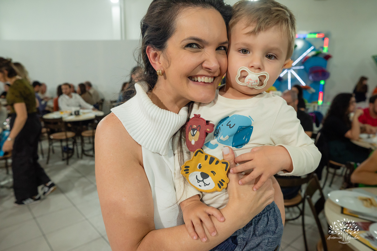 fotografia de aniversário - festa infantil - registro de momentos - aniversário do Theo - tema Michael Jackson - fotógrafo profissional - Antonio Rocha Fotografias - Pelotas - fotografia de evento - Tio Guigui - salão de festas playground - rei do pop