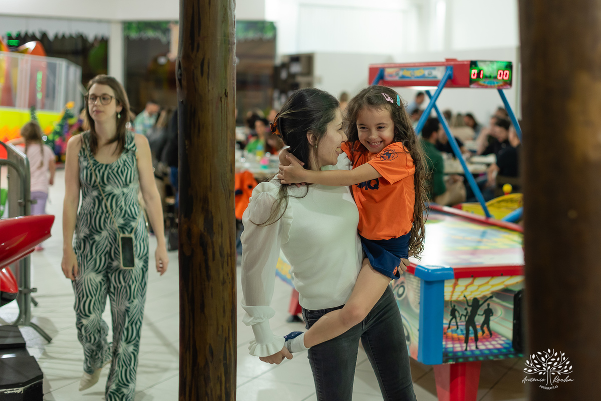 fotografia de aniversário - festa infantil - registro de momentos - aniversário do Theo - tema Michael Jackson - fotógrafo profissional - Antonio Rocha Fotografias - Pelotas - fotografia de evento - Tio Guigui - salão de festas playground - rei do pop