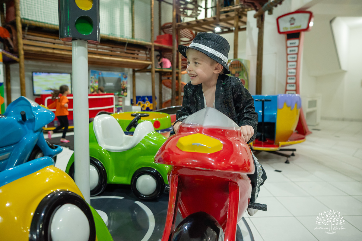 fotografia de aniversário - festa infantil - registro de momentos - aniversário do Theo - tema Michael Jackson - fotógrafo profissional - Antonio Rocha Fotografias - Pelotas - fotografia de evento - Tio Guigui - salão de festas playground - rei do pop