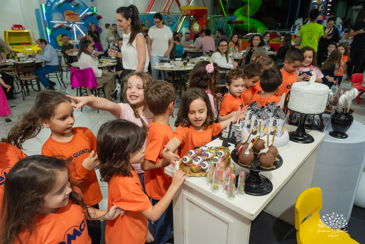 fotografia de aniversário - festa infantil - registro de momentos - aniversário do Theo - tema Michael Jackson - fotógrafo profissional - Antonio Rocha Fotografias - Pelotas - fotografia de evento - Tio Guigui - salão de festas playground - rei do pop