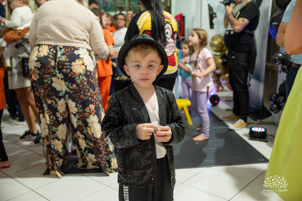 fotografia de aniversário - festa infantil - registro de momentos - aniversário do Theo - tema Michael Jackson - fotógrafo profissional - Antonio Rocha Fotografias - Pelotas - fotografia de evento - Tio Guigui - salão de festas playground - rei do pop