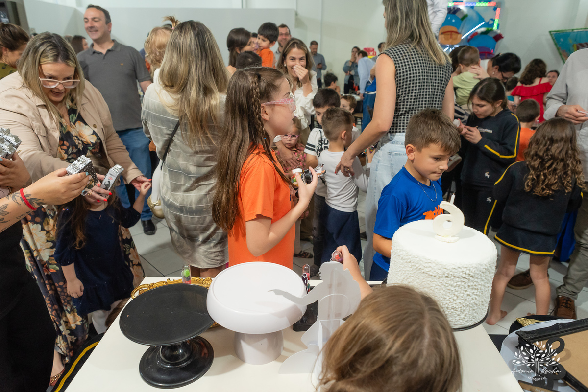fotografia de aniversário - festa infantil - registro de momentos - aniversário do Theo - tema Michael Jackson - fotógrafo profissional - Antonio Rocha Fotografias - Pelotas - fotografia de evento - Tio Guigui - salão de festas playground - rei do pop