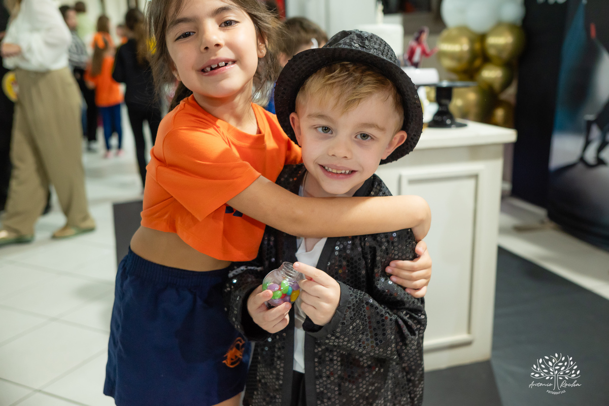 fotografia de aniversário - festa infantil - registro de momentos - aniversário do Theo - tema Michael Jackson - fotógrafo profissional - Antonio Rocha Fotografias - Pelotas - fotografia de evento - Tio Guigui - salão de festas playground - rei do pop