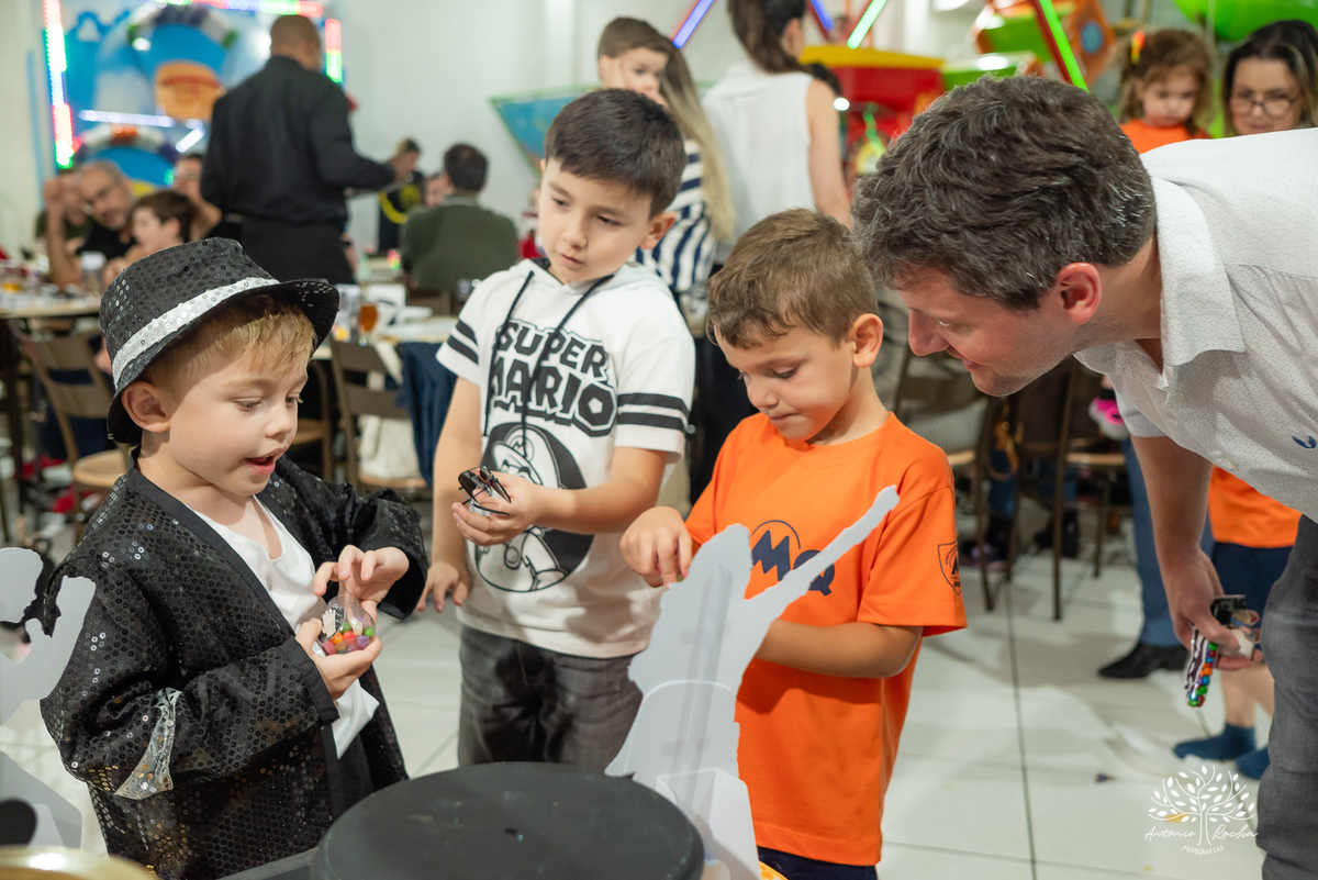 fotografia de aniversário - festa infantil - registro de momentos - aniversário do Theo - tema Michael Jackson - fotógrafo profissional - Antonio Rocha Fotografias - Pelotas - fotografia de evento - Tio Guigui - salão de festas playground - rei do pop