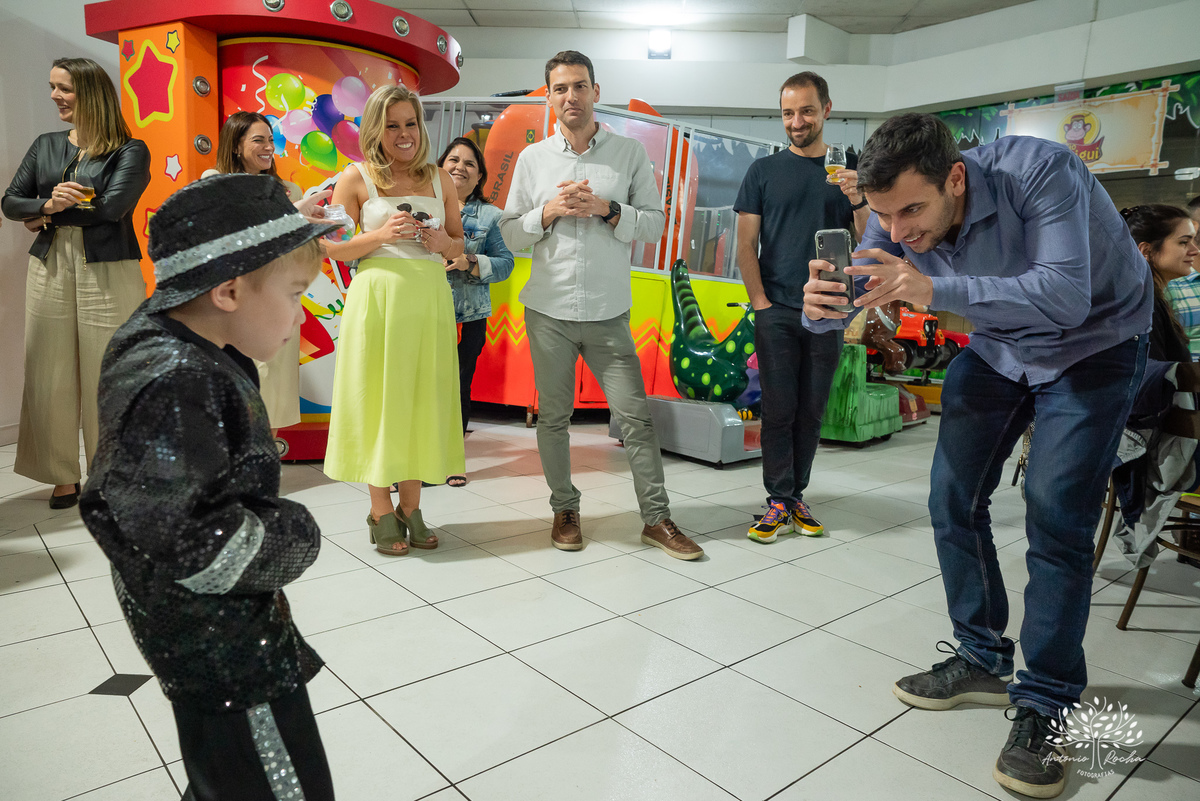 fotografia de aniversário - festa infantil - registro de momentos - aniversário do Theo - tema Michael Jackson - fotógrafo profissional - Antonio Rocha Fotografias - Pelotas - fotografia de evento - Tio Guigui - salão de festas playground - rei do pop