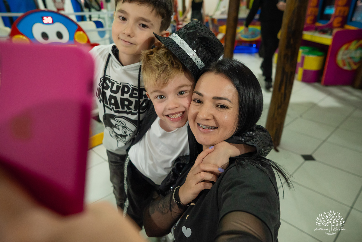 fotografia de aniversário - festa infantil - registro de momentos - aniversário do Theo - tema Michael Jackson - fotógrafo profissional - Antonio Rocha Fotografias - Pelotas - fotografia de evento - Tio Guigui - salão de festas playground - rei do pop