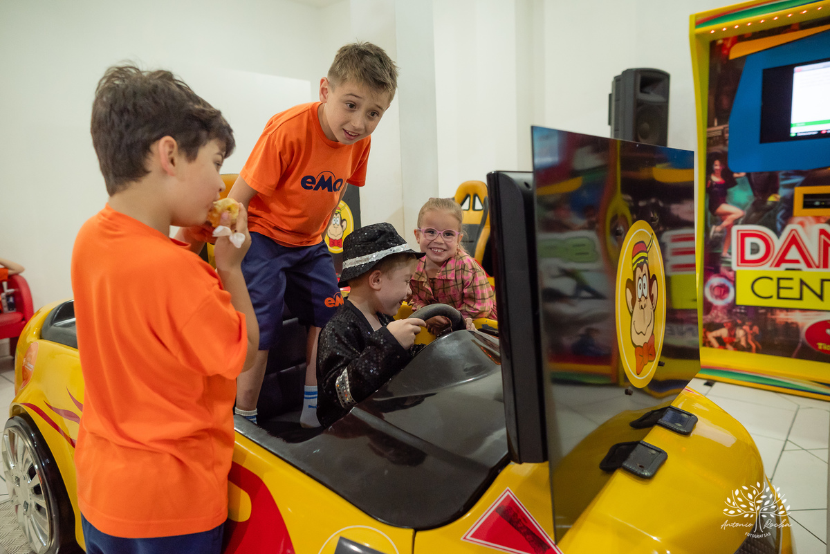 fotografia de aniversário - festa infantil - registro de momentos - aniversário do Theo - tema Michael Jackson - fotógrafo profissional - Antonio Rocha Fotografias - Pelotas - fotografia de evento - Tio Guigui - salão de festas playground - rei do pop