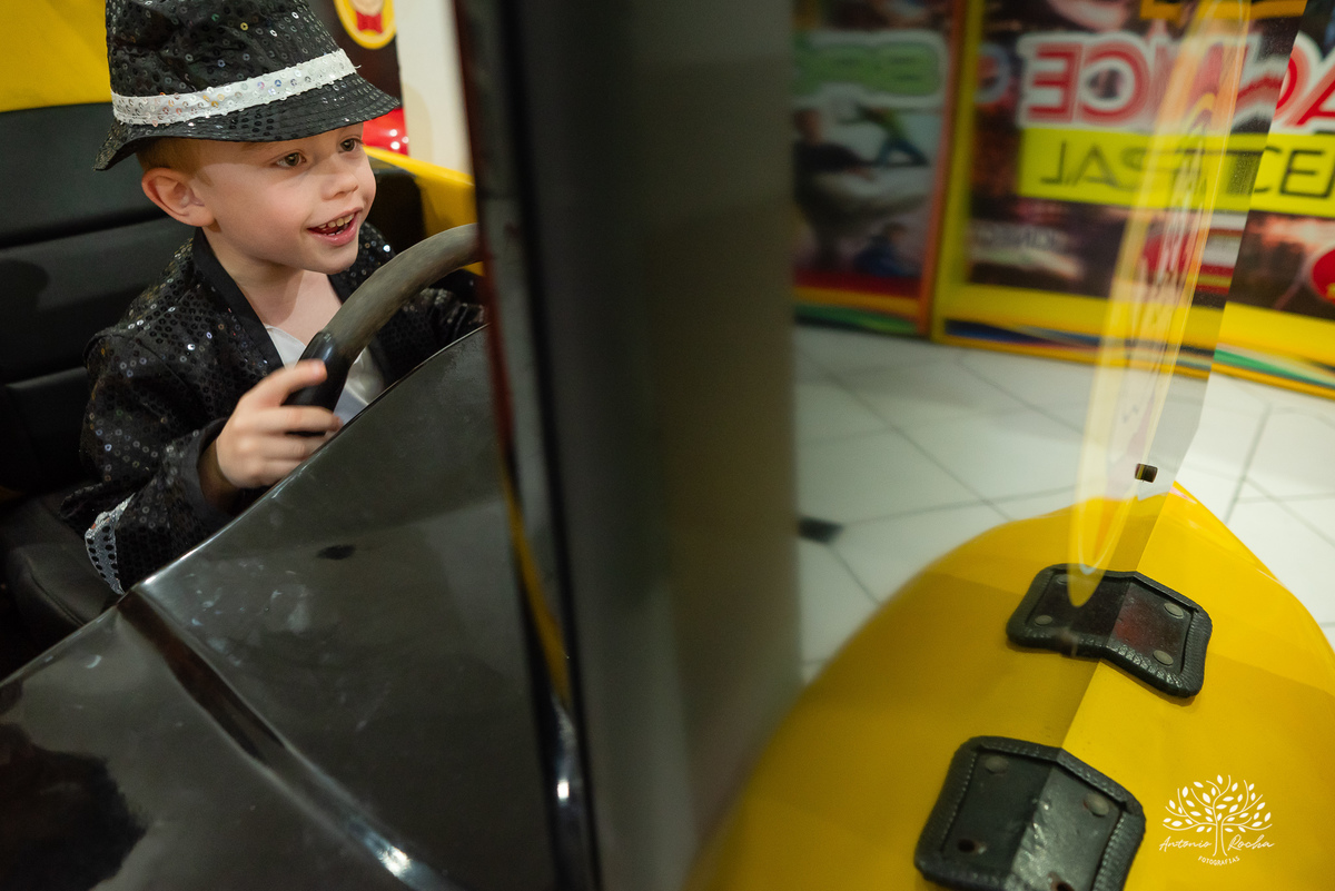 fotografia de aniversário - festa infantil - registro de momentos - aniversário do Theo - tema Michael Jackson - fotógrafo profissional - Antonio Rocha Fotografias - Pelotas - fotografia de evento - Tio Guigui - salão de festas playground - rei do pop