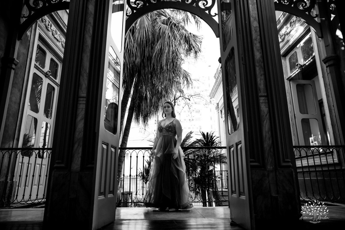 ensaios de 15 anos - fotografia de debutante - Museu do Doce - Pelotas - fotografia de aniversário - ensaio fotográfico personalizado - arquitetura histórica - luz natural - fotografia emocional - Antonio Rocha Fotografias - ensaio marcante- Quinze Anos