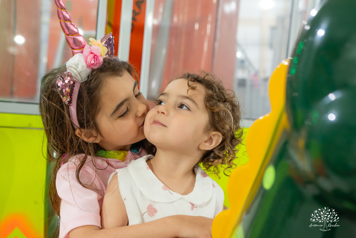 aniversário infantil - fotografia de crianças - festa temática - unicórnio - momentos especiais - registros fotográficos - alegria e diversão - show do parabéns - espontaneidade das crianças - fotografia profissional - Antonio Rocha Fotografias – Pelotas 