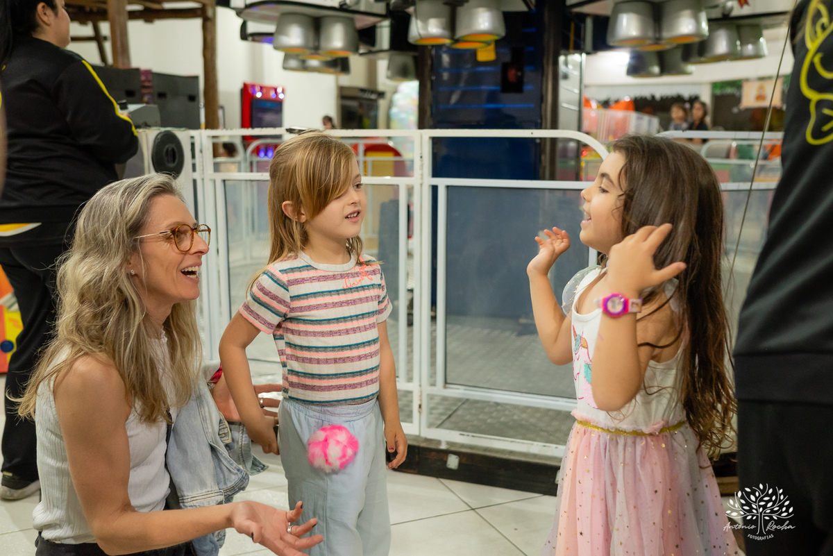 aniversário infantil - fotografia de crianças - festa temática - unicórnio - momentos especiais - registros fotográficos - alegria e diversão - show do parabéns - espontaneidade das crianças - fotografia profissional - Antonio Rocha Fotografias – Pelotas 