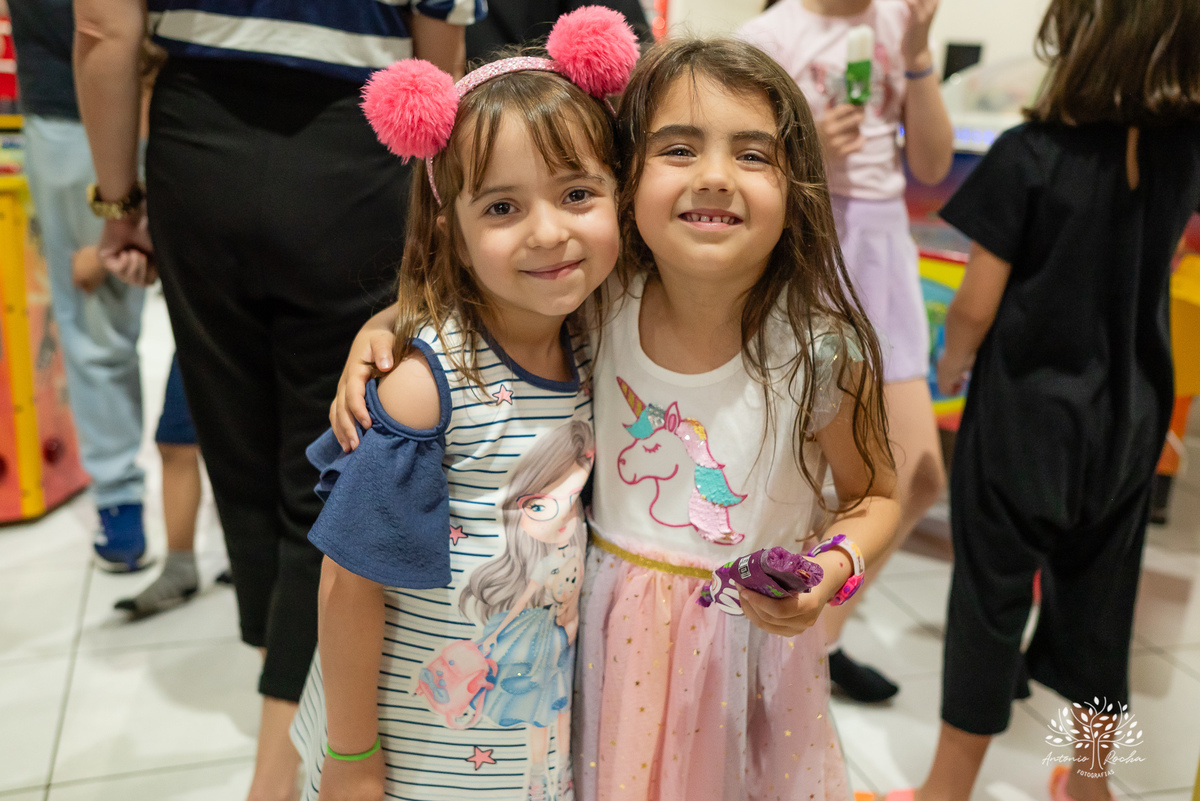 aniversário infantil - fotografia de crianças - festa temática - unicórnio - momentos especiais - registros fotográficos - alegria e diversão - show do parabéns - espontaneidade das crianças - fotografia profissional - Antonio Rocha Fotografias – Pelotas 