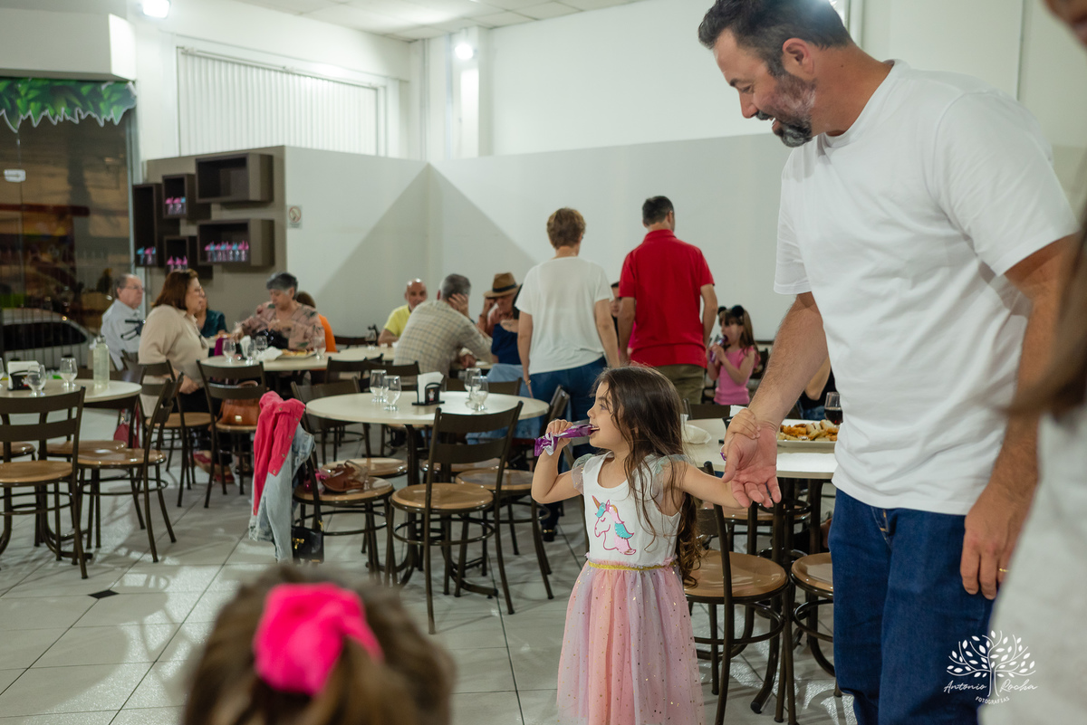 aniversário infantil - fotografia de crianças - festa temática - unicórnio - momentos especiais - registros fotográficos - alegria e diversão - show do parabéns - espontaneidade das crianças - fotografia profissional - Antonio Rocha Fotografias – Pelotas 