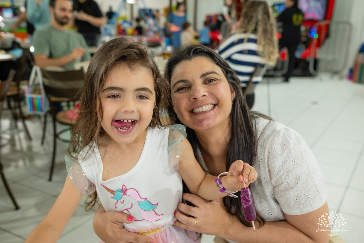 aniversário infantil - fotografia de crianças - festa temática - unicórnio - momentos especiais - registros fotográficos - alegria e diversão - show do parabéns - espontaneidade das crianças - fotografia profissional - Antonio Rocha Fotografias – Pelotas 