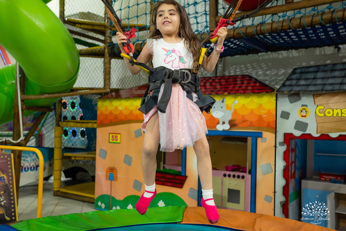 aniversário infantil - fotografia de crianças - festa temática - unicórnio - momentos especiais - registros fotográficos - alegria e diversão - show do parabéns - espontaneidade das crianças - fotografia profissional - Antonio Rocha Fotografias – Pelotas 