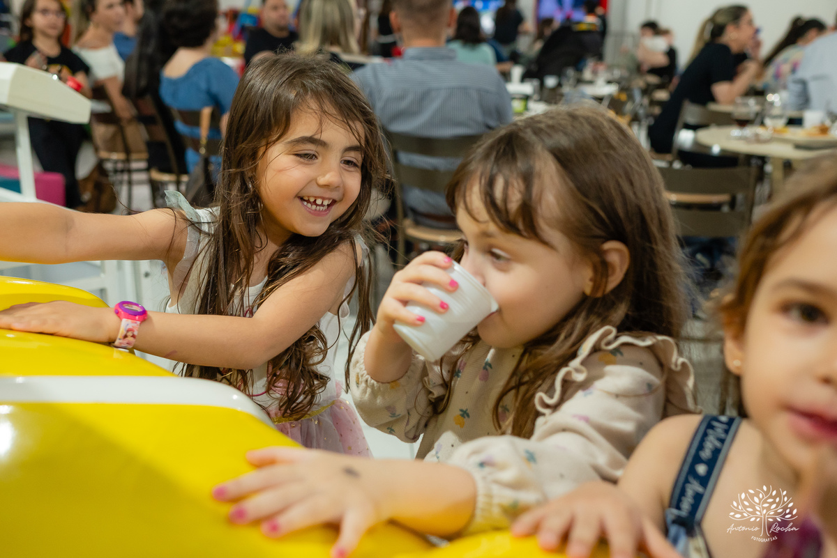 aniversário infantil - fotografia de crianças - festa temática - unicórnio - momentos especiais - registros fotográficos - alegria e diversão - show do parabéns - espontaneidade das crianças - fotografia profissional - Antonio Rocha Fotografias – Pelotas 