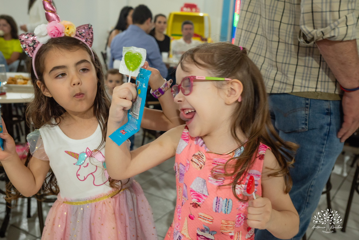 aniversário infantil - fotografia de crianças - festa temática - unicórnio - momentos especiais - registros fotográficos - alegria e diversão - show do parabéns - espontaneidade das crianças - fotografia profissional - Antonio Rocha Fotografias – Pelotas 