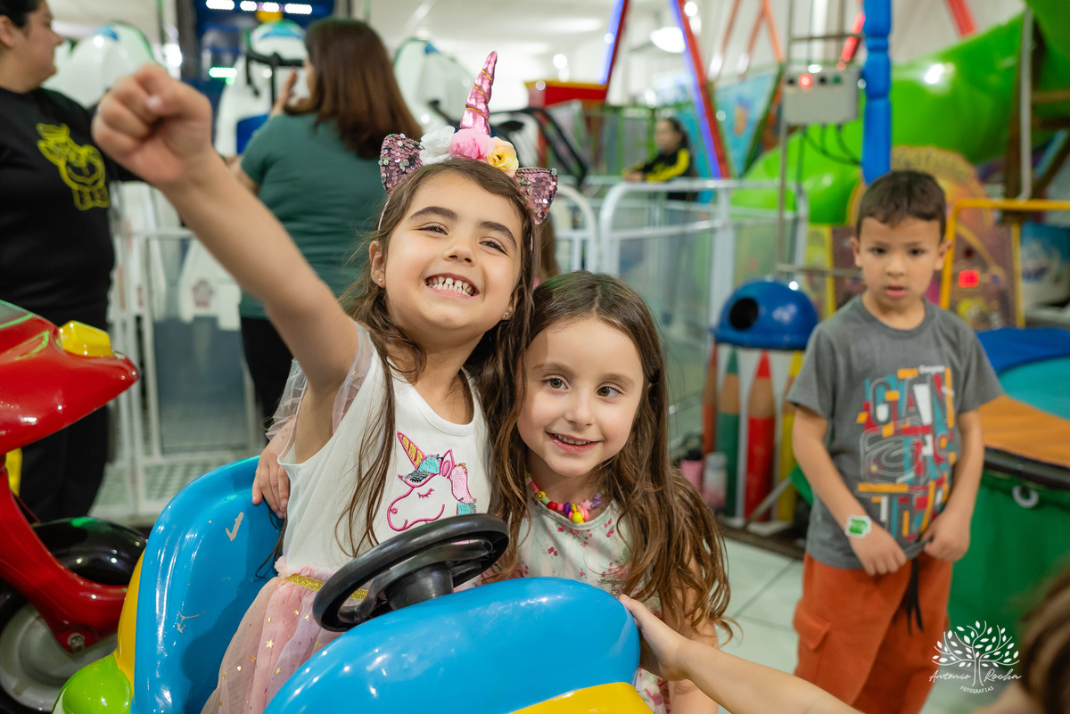 aniversário infantil - fotografia de crianças - festa temática - unicórnio - momentos especiais - registros fotográficos - alegria e diversão - show do parabéns - espontaneidade das crianças - fotografia profissional - Antonio Rocha Fotografias – Pelotas 