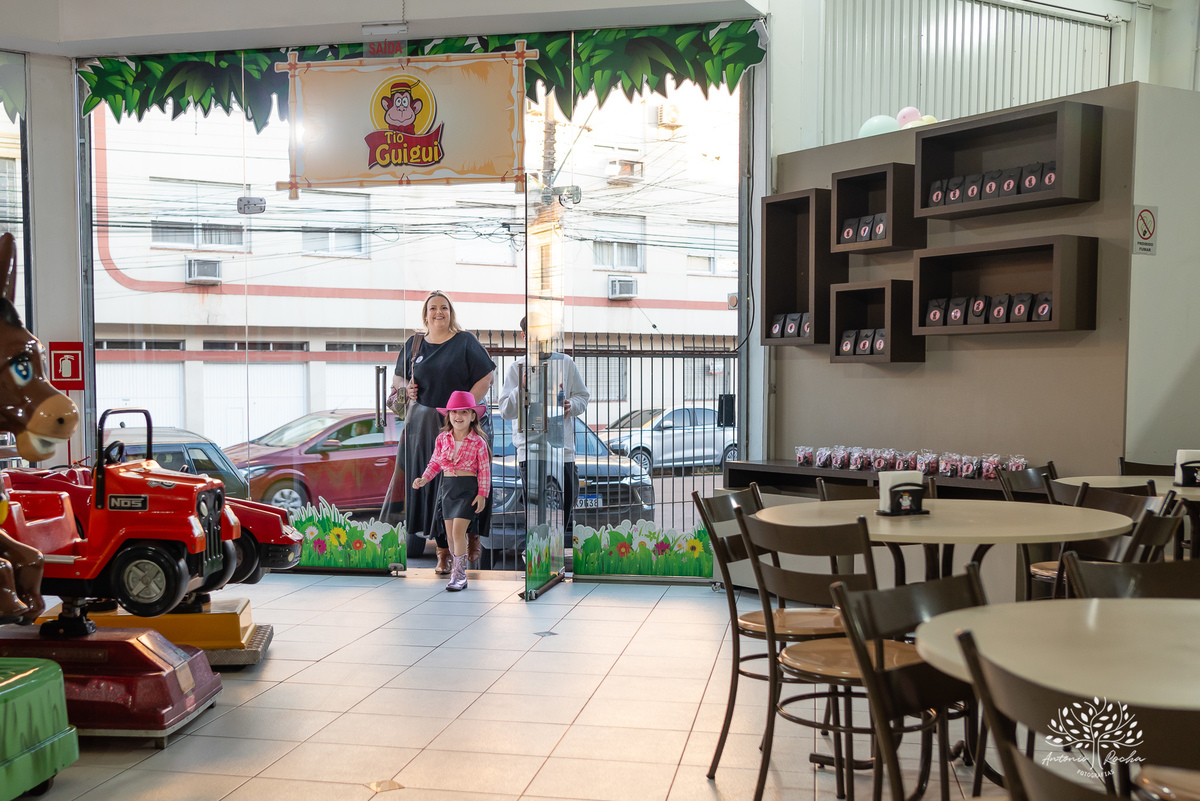 aniversário infantil - temático - show do parabéns - aniversário da Helena - Ana Castela - fotografia com emoção - fotografia profissional - play infantil - fotos de família - fotógrafo de aniversários – Pelotas - Antonio Rocha Fotografias - tio guigui