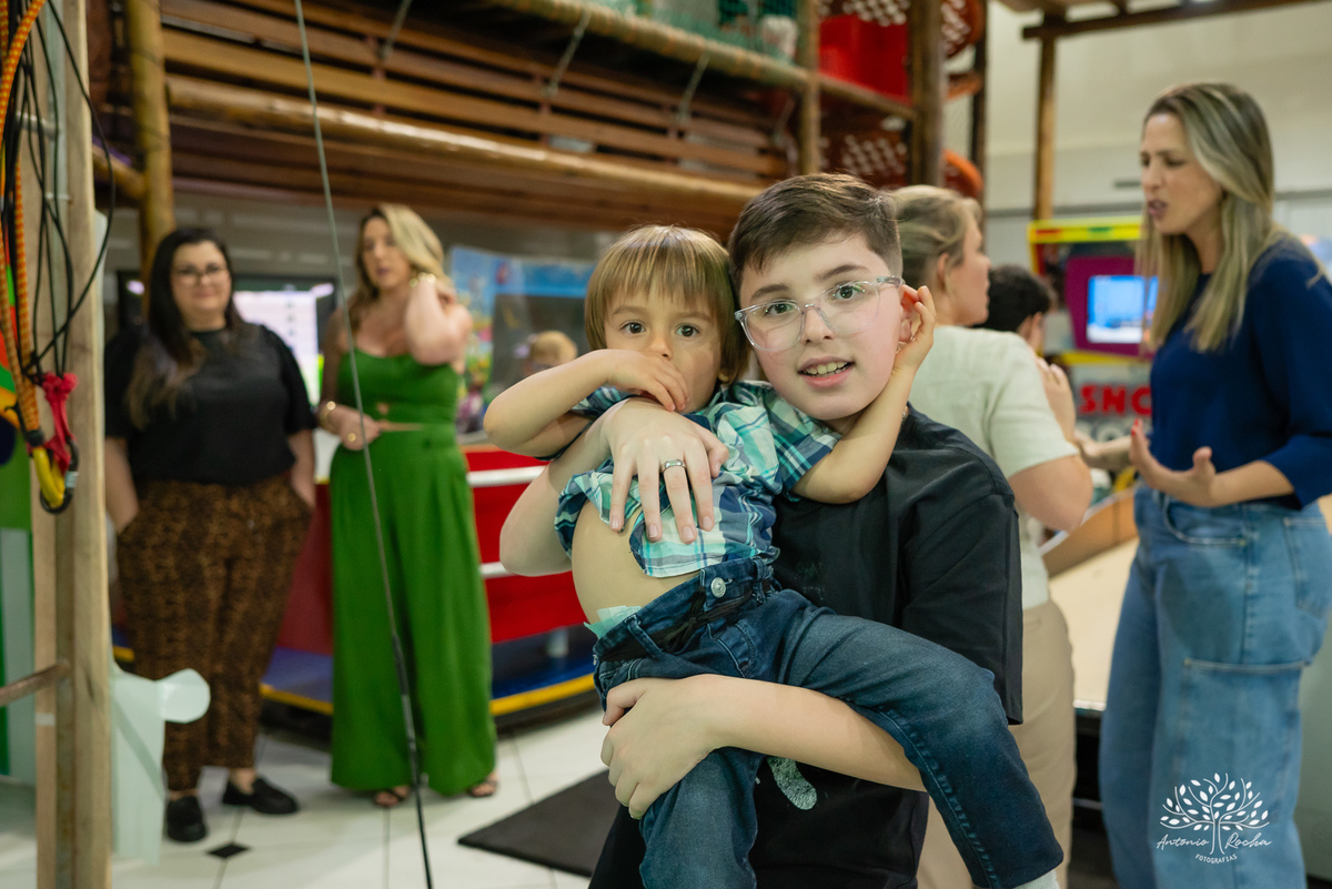 aniversário infantil - temático - show do parabéns - aniversário da Helena - Ana Castela - fotografia com emoção - fotografia profissional - play infantil - fotos de família - fotógrafo de aniversários – Pelotas - Antonio Rocha Fotografias - tio guigui