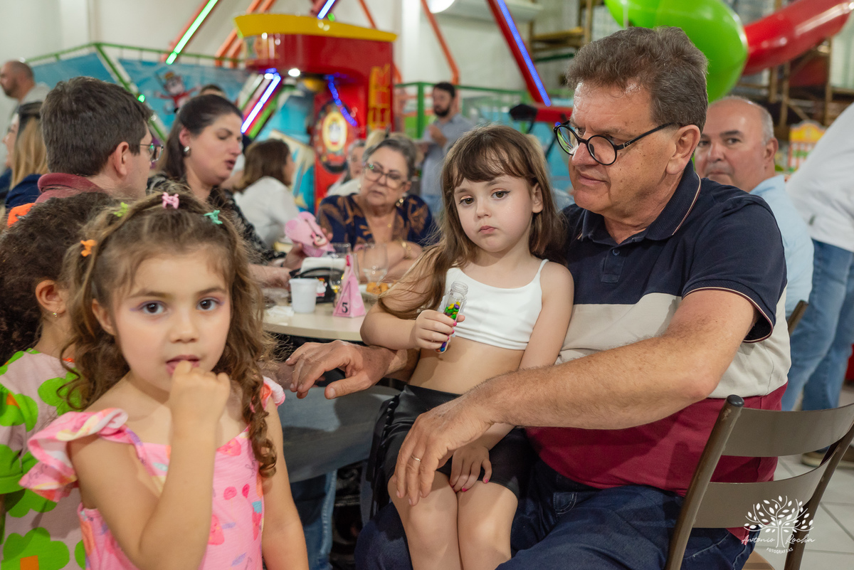 aniversário infantil - temático - show do parabéns - aniversário da Helena - Ana Castela - fotografia com emoção - fotografia profissional - play infantil - fotos de família - fotógrafo de aniversários – Pelotas - Antonio Rocha Fotografias - tio guigui