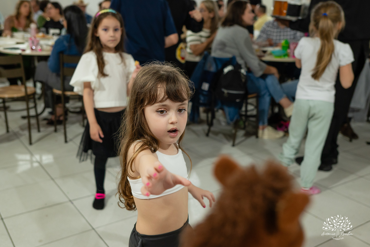 aniversário infantil - temático - show do parabéns - aniversário da Helena - Ana Castela - fotografia com emoção - fotografia profissional - play infantil - fotos de família - fotógrafo de aniversários – Pelotas - Antonio Rocha Fotografias - tio guigui