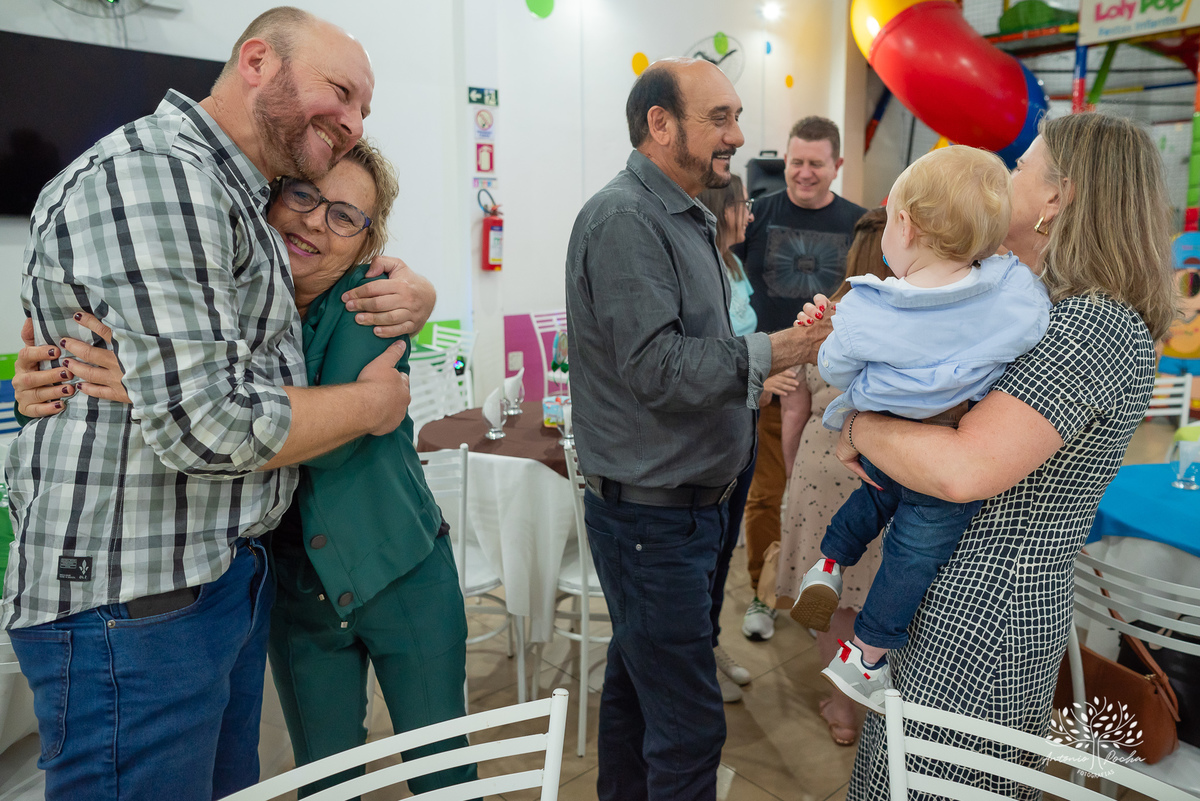 primeiro aninho - festa infantil - fotografia de aniversário - memórias da infância - registro fotográfico - celebração em família - fotografia profissional - fotografia de crianças - sorriso infantil - fotografias inesquecíveis – Pelotas – Antonio Rocha 