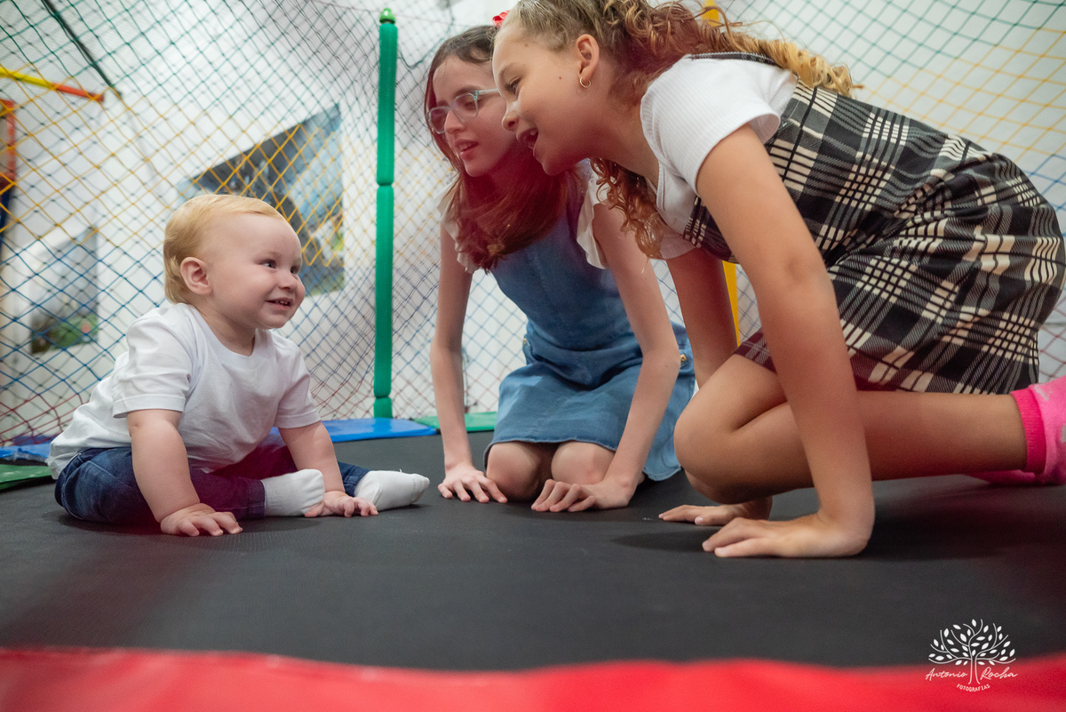 primeiro aninho - festa infantil - fotografia de aniversário - memórias da infância - registro fotográfico - celebração em família - fotografia profissional - fotografia de crianças - sorriso infantil - fotografias inesquecíveis – Pelotas – Antonio Rocha 