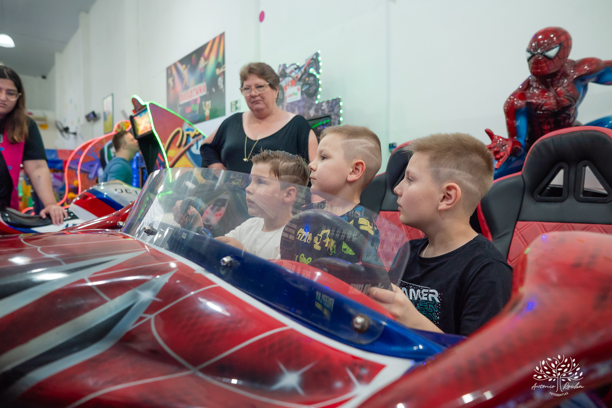 primeiro aninho - festa infantil - fotografia de aniversário - memórias da infância - registro fotográfico - celebração em família - fotografia profissional - fotografia de crianças - sorriso infantil - fotografias inesquecíveis – Pelotas – Antonio Rocha 