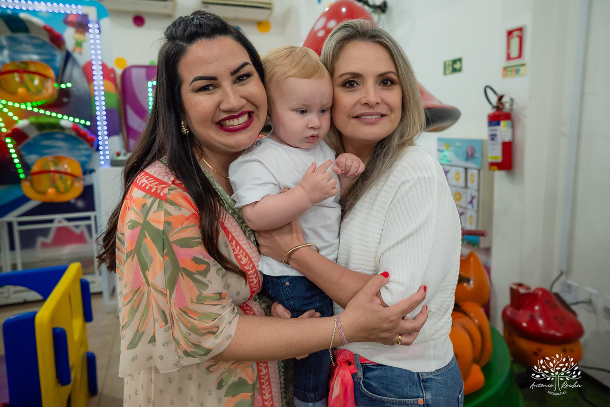 primeiro aninho - festa infantil - fotografia de aniversário - memórias da infância - registro fotográfico - celebração em família - fotografia profissional - fotografia de crianças - sorriso infantil - fotografias inesquecíveis – Pelotas – Antonio Rocha 