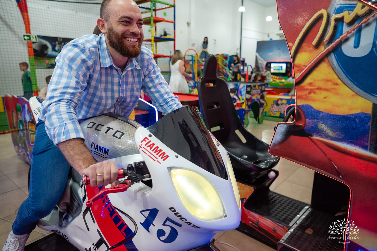 primeiro aninho - festa infantil - fotografia de aniversário - memórias da infância - registro fotográfico - celebração em família - fotografia profissional - fotografia de crianças - sorriso infantil - fotografias inesquecíveis – Pelotas – Antonio Rocha 