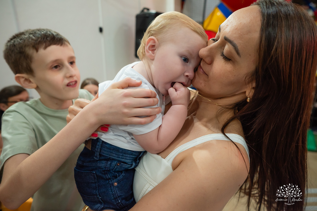 primeiro aninho - festa infantil - fotografia de aniversário - memórias da infância - registro fotográfico - celebração em família - fotografia profissional - fotografia de crianças - sorriso infantil - fotografias inesquecíveis – Pelotas – Antonio Rocha 