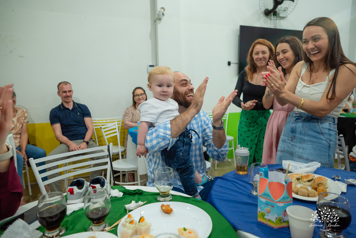 primeiro aninho - festa infantil - fotografia de aniversário - memórias da infância - registro fotográfico - celebração em família - fotografia profissional - fotografia de crianças - sorriso infantil - fotografias inesquecíveis – Pelotas – Antonio Rocha 