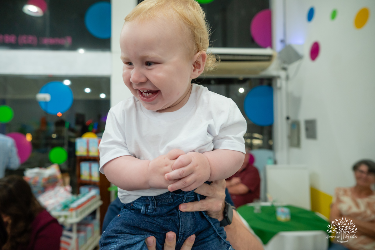 primeiro aninho - festa infantil - fotografia de aniversário - memórias da infância - registro fotográfico - celebração em família - fotografia profissional - fotografia de crianças - sorriso infantil - fotografias inesquecíveis – Pelotas – Antonio Rocha 