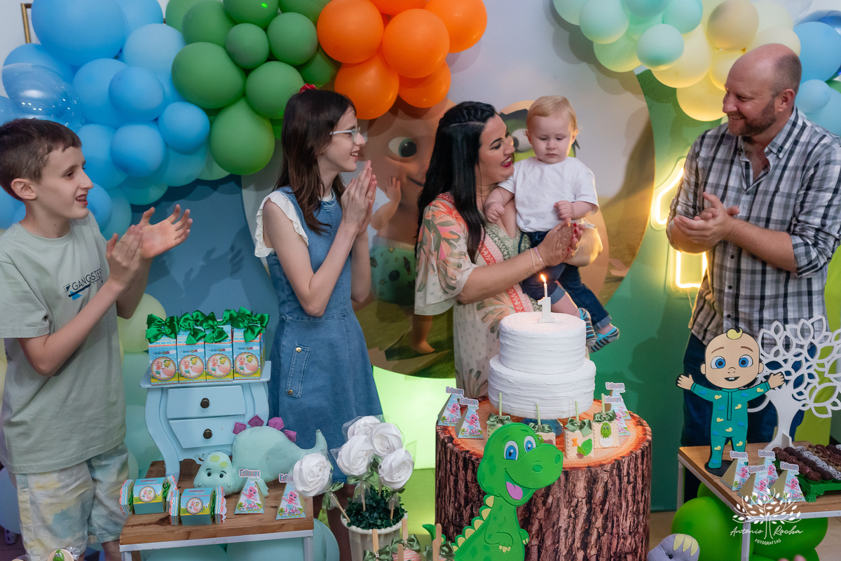 primeiro aninho - festa infantil - fotografia de aniversário - memórias da infância - registro fotográfico - celebração em família - fotografia profissional - fotografia de crianças - sorriso infantil - fotografias inesquecíveis – Pelotas – Antonio Rocha 