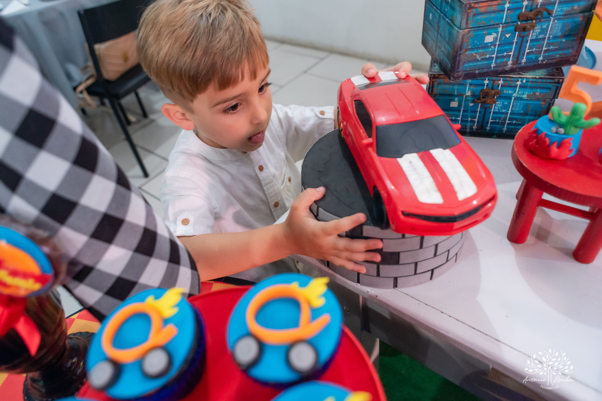 aniversário infantil - festa de 5 anos - Matteo - fotografia de aniversário - fotógrafo profissional - tema carros - - momentos em família - playground - Chuva de Neve - animador Roxito - Antonio Rocha Fotografias – Pelotas – Cliff Kids