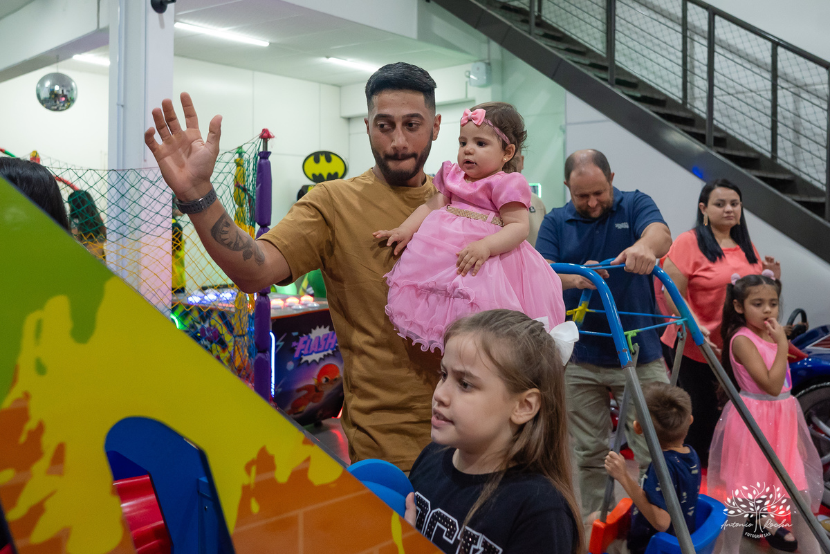 primeiro aninho - fotografia de aniversário infantil - registros de família - decoração de festa infantil - playground na festa - interação com convidados - confiança no fotógrafo - memórias afetivas - Antonio Rocha Fotografias – Pelotas – Loly Pop