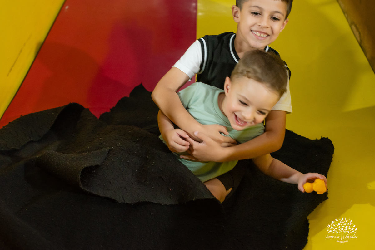 aniversário infantil - fotografia de aniversário - fotógrafo de crianças - festa infantil - registros fotográficos - celebração em família - fotografia criativa - brincadeiras infantis - fotógrafo Antonio Rocha - fotografia de eventos - Pelotas